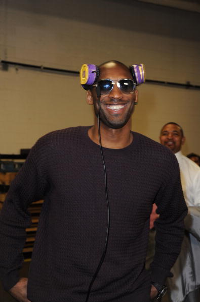 塞维利亚官方：谴责德比战球迷投掷物品行为，正配合警方调查（塞维利亚官宣：谴责德比战球迷投掷行为，正与警方配合调查）