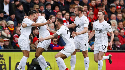 NBA：独行侠轻取公牛 东契奇收获准三双（NBA：东契奇轰准三双，独行侠轻松击败公牛）