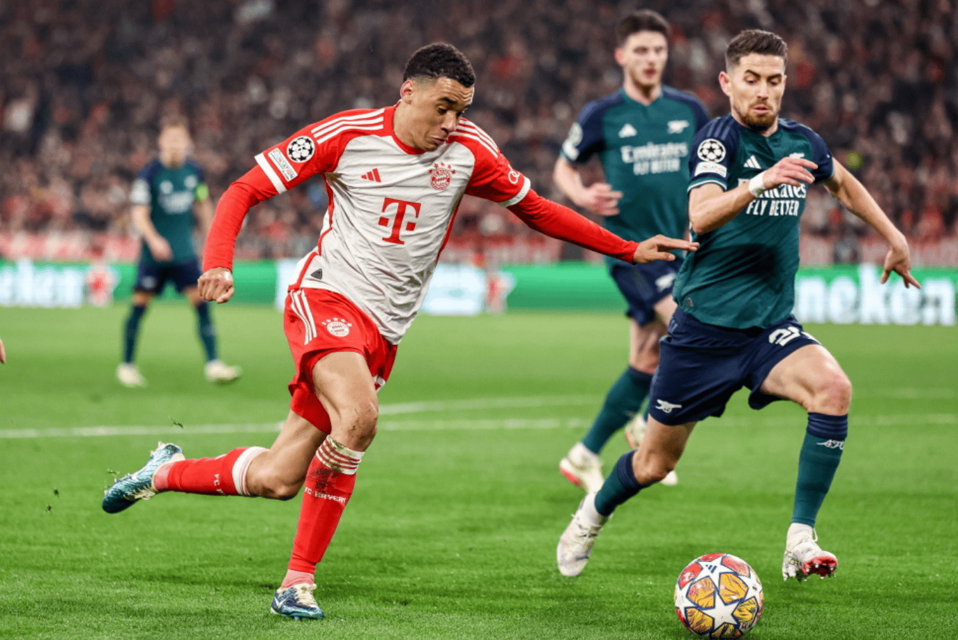 科克获赠马竞700场里程碑纪念球衣，并与全队合影留念（科克获马竞700场里程碑纪念战袍，全队合影致敬）