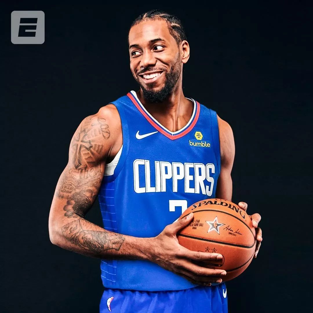 欧文突破防守连续得分（欧文强突防线连连得手）