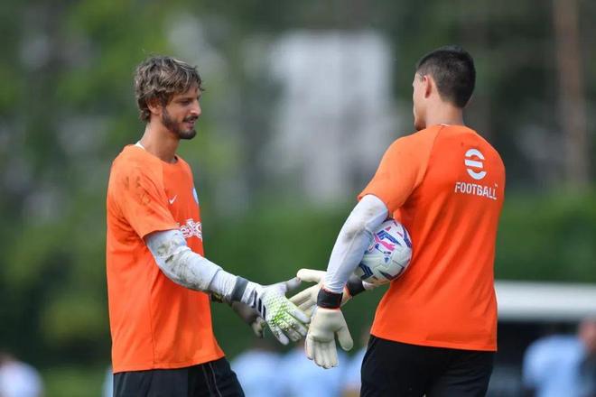 岁月如梭！还记得当年切尔西与曼联比赛，著名的球迷...（光阴荏苒：你还记得那场切尔西对曼联的经典之战和那位传奇球迷吗）