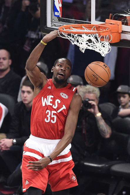 姆巴佩西甲第15轮狂轰3球，助皇马3-0胜毕巴，状态惊人，成为当世足坛第一人。（西甲第15轮，姆巴佩帽子戏法助皇马3-0毕巴，状态惊艳，直指当今足坛第一人）