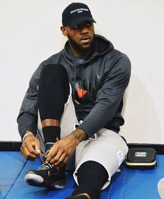 吃T是隐患！东契奇上半场17中8爆砍24分3板2助 三分7中3（技犯隐忧！东契奇半场17投8中轰24分3板2助，三分7投3中）