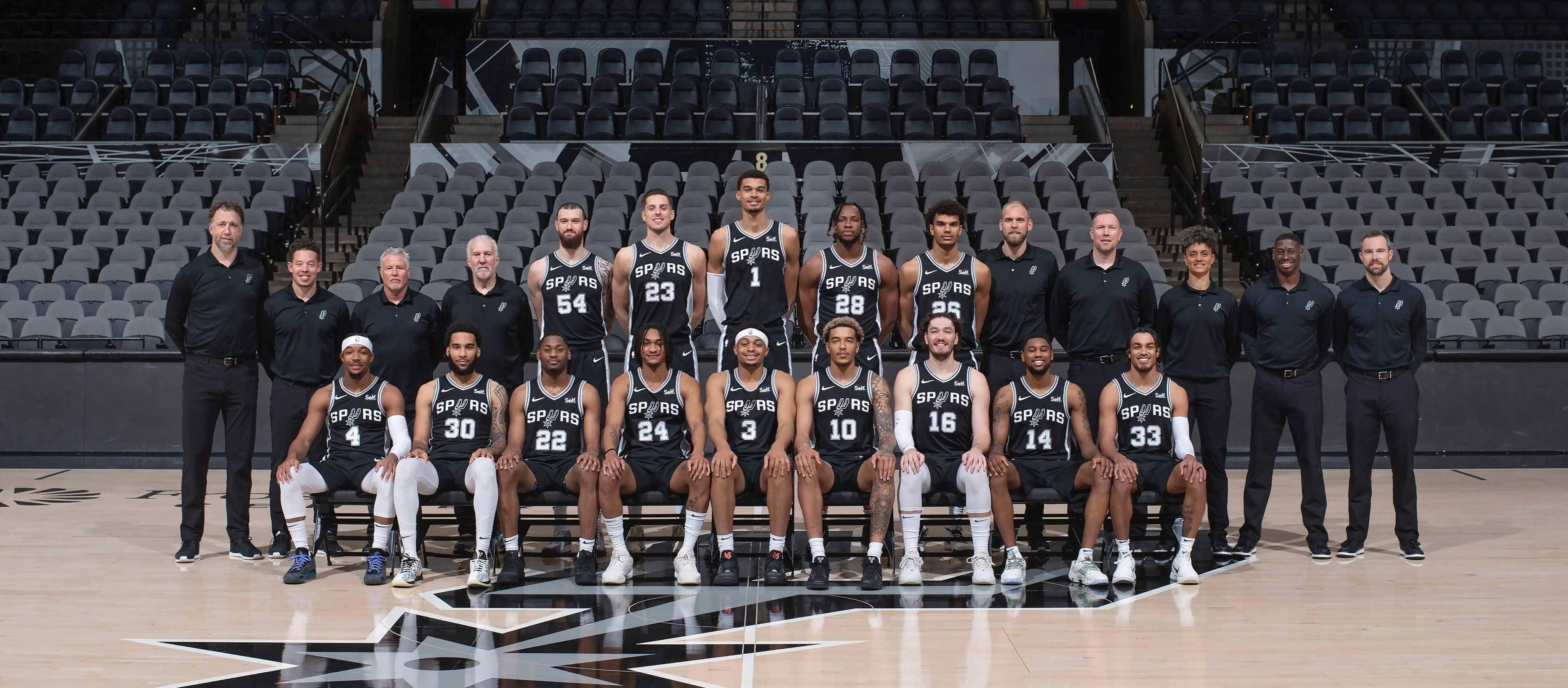 黄雀在后！彰华非反击上篮 奥利弗追防起飞送排球大帽（偷袭难成！彰华非反击上篮遭奥利弗追防腾空排球式大帽）