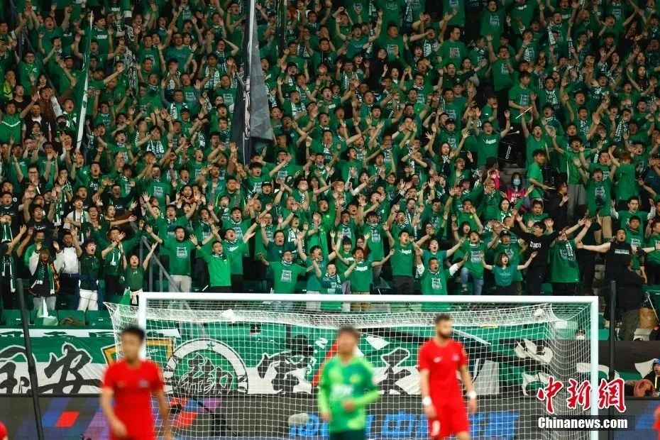 大苹果时代！尼克斯击败马刺，夺得第三届NBA杯冠军（纽约称雄！尼克斯击退马刺，摘得第三届NBA杯冠军）